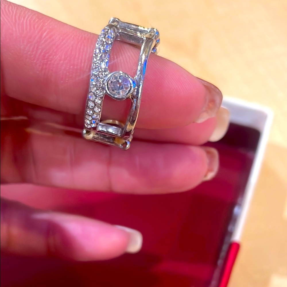Elegant Silver Crystal Ring